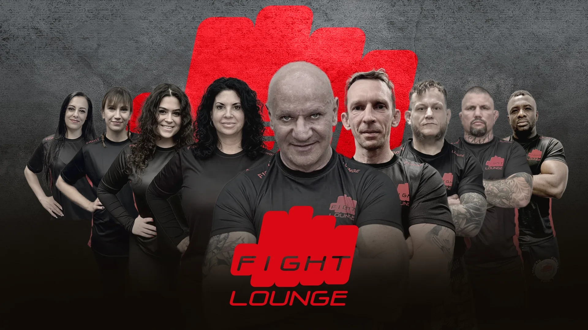 Das Coach-Team der Fight Lounge vor dem Vereinslogo