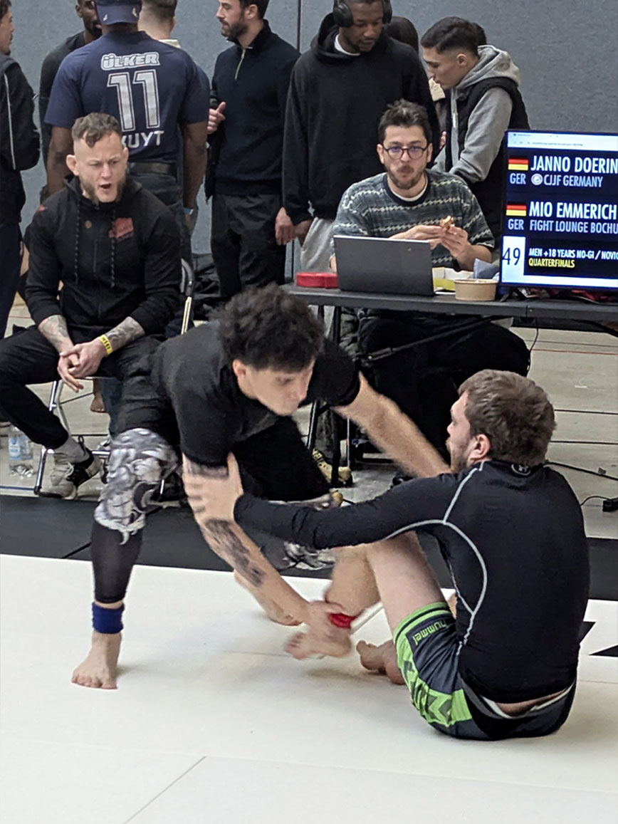 Mio Emmerich. Kampf auf der Matte. Gegner ist Jioano Döring.