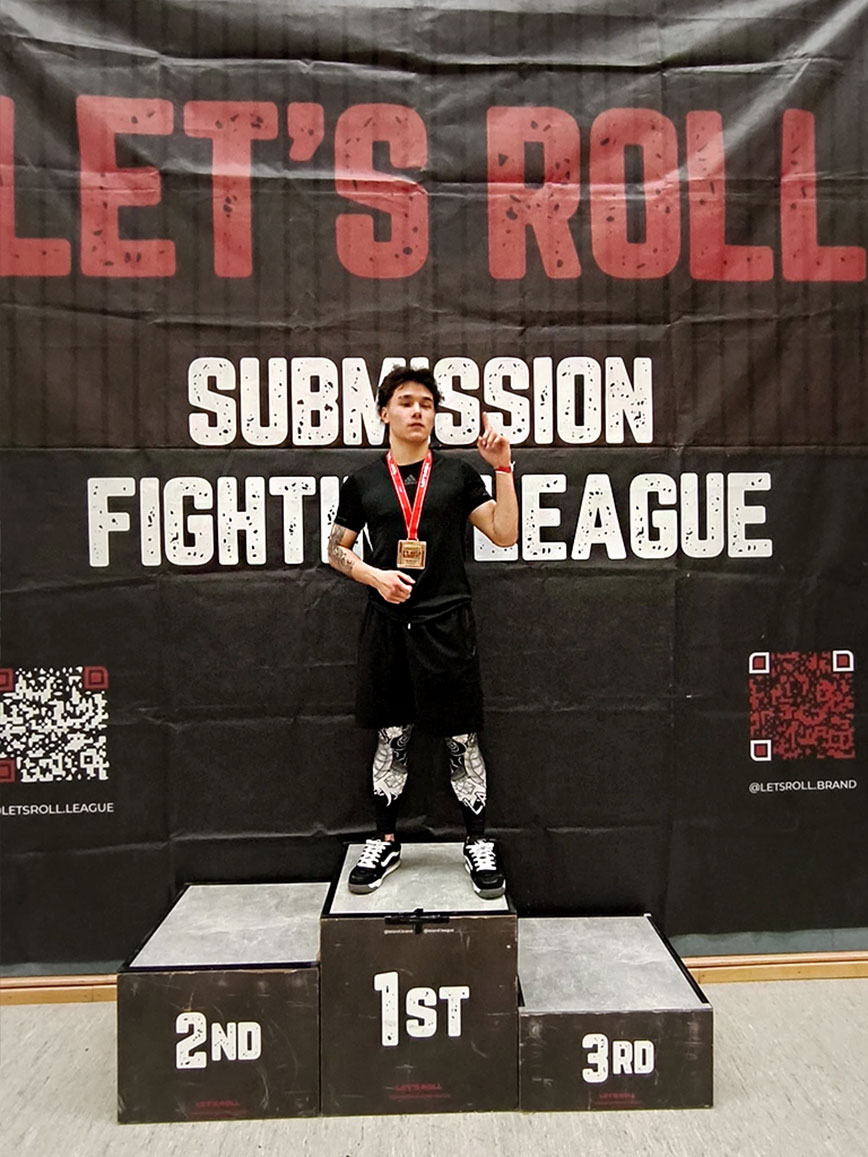 Mio Emmerich. Alleine auf dem Podium. Platz eins.