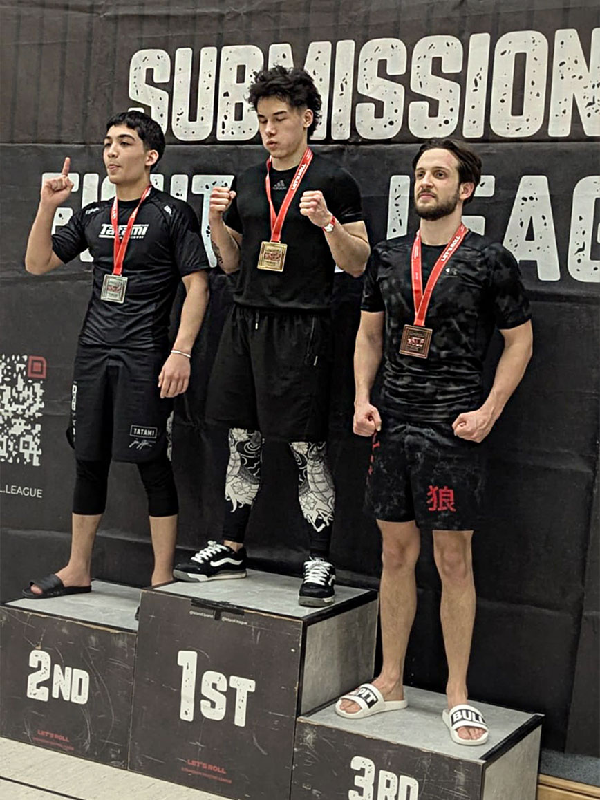 Mio Emmerich. Auf dem Podium mit zwei Gegner